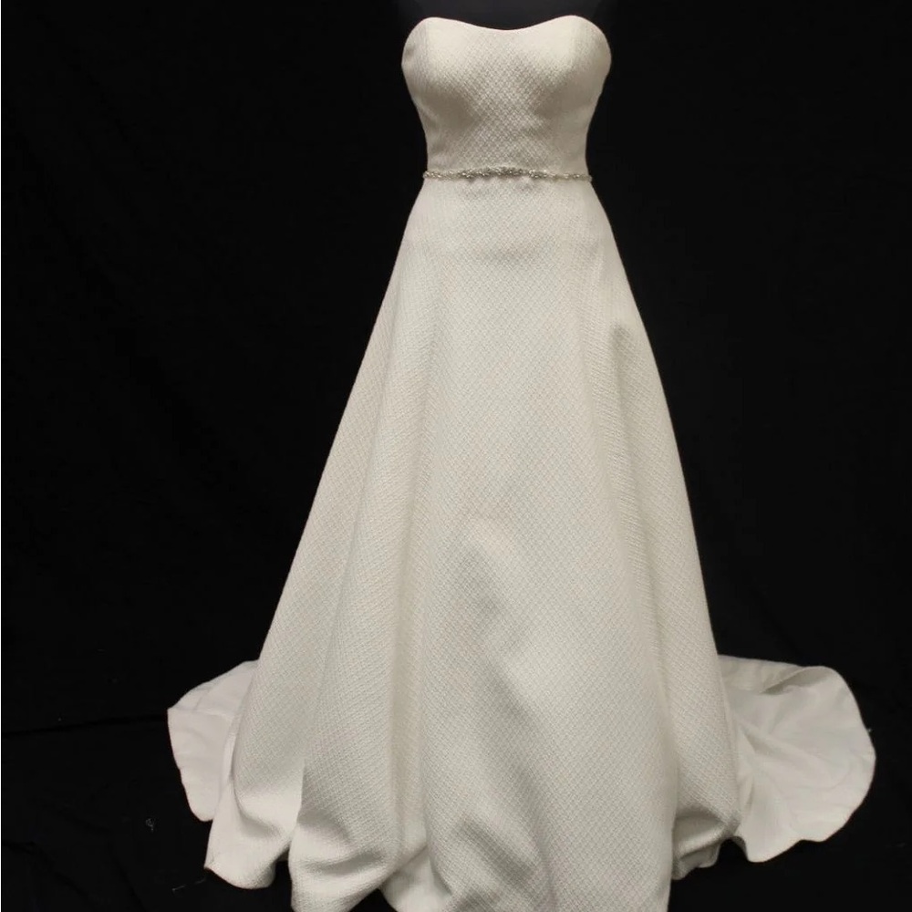 Elegant White Strapless Wedding Gown - Picture 5 of 9